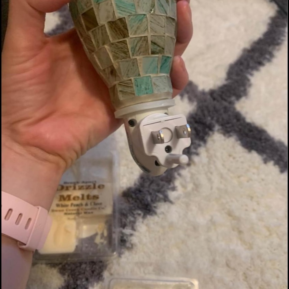 Wall Plug In with Scents Included - Picture 5 of 8